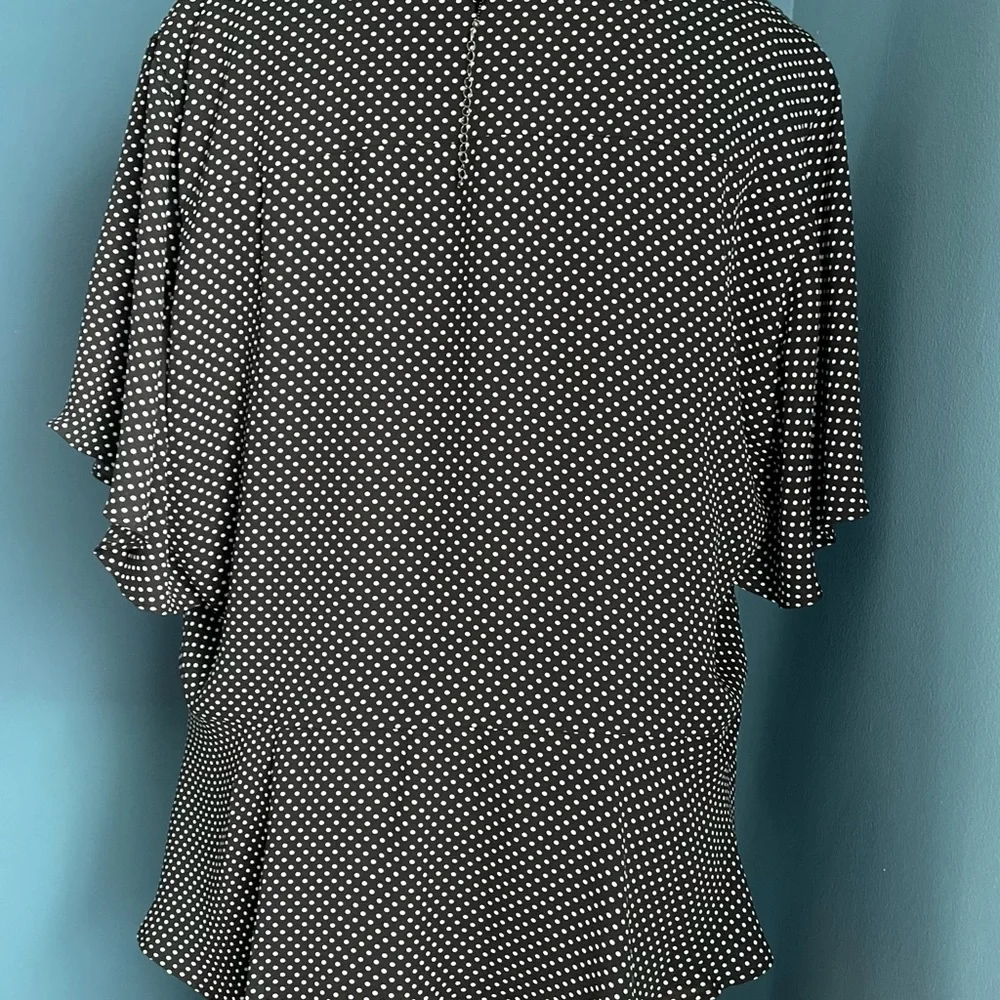 Chico’s Polka Dot flutter Sleeve Peplum Top. Size 2 (12/14). 100% polyester - Picture 5 of 9
